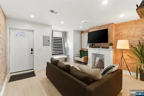 22 8th Avenue Newark NJ 07104