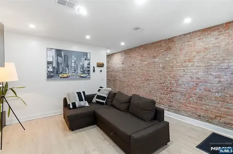 22 8th Avenue Newark NJ 07104
