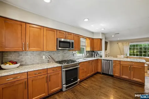 74 Minnehaha Oakland NJ 07436