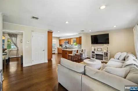 74 Minnehaha Oakland NJ 07436