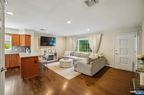 74 Minnehaha Oakland NJ 07436