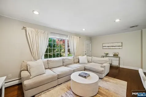 74 Minnehaha Oakland NJ 07436