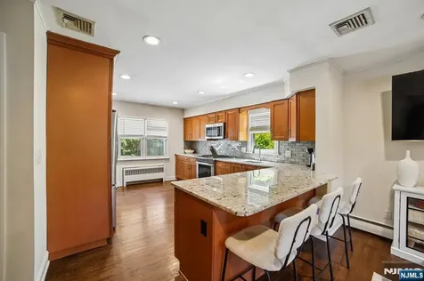 74 Minnehaha Oakland NJ 07436