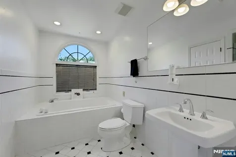 348 Highwood Avenue Glen Rock NJ 07452