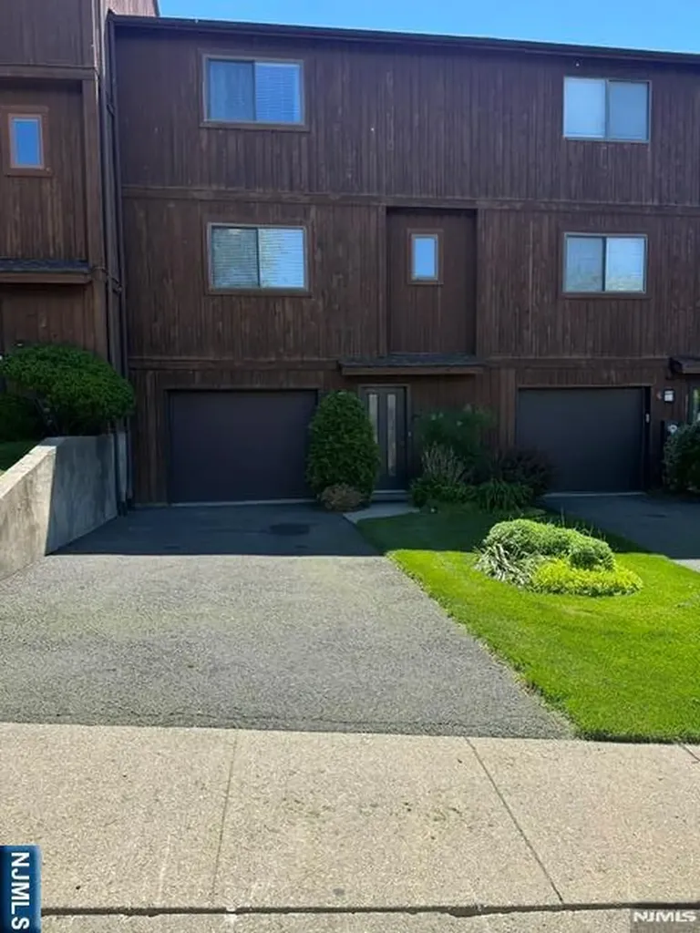 8 Alana Drive Hawthorne NJ 07506