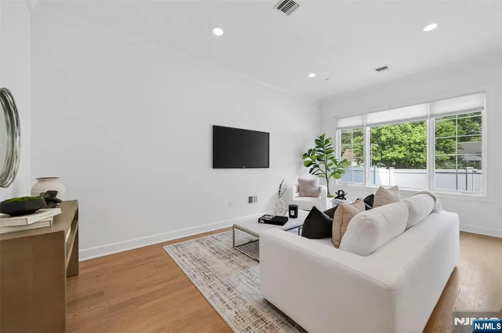22 Gabriel Court Paramus NJ 07652