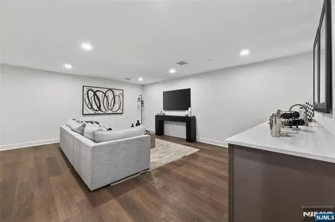 22 Gabriel Court Paramus NJ 07652