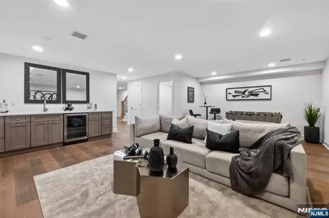 22 Gabriel Court Paramus NJ 07652