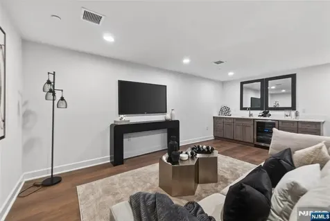 22 Gabriel Court Paramus NJ 07652
