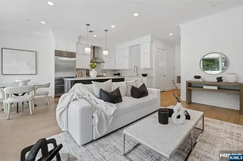 22 Gabriel Court Paramus NJ 07652