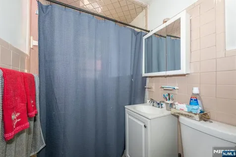 67 Stuyvesant Court Clifton NJ 07013