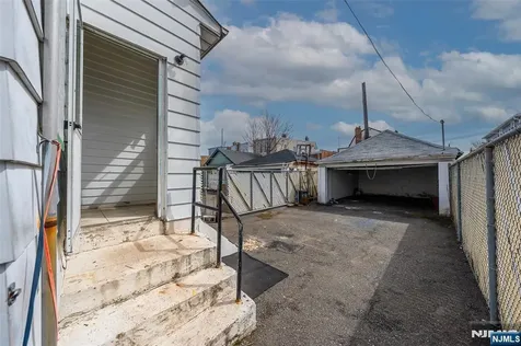 457 7th Newark NJ 07107