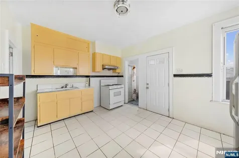 457 7th Newark NJ 07107