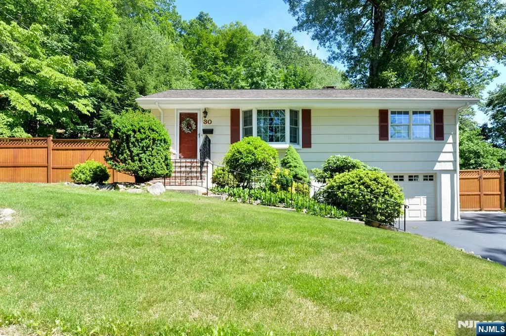 30 Knolls Bloomingdale NJ 07403