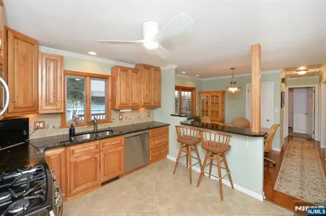 30 Knolls Bloomingdale NJ 07403