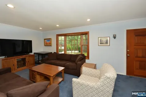 30 Knolls Bloomingdale NJ 07403