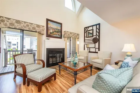902 River Renaissance East Rutherford NJ 07073