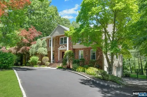 10 Moonshadow Court Kinnelon Borough NJ 07405