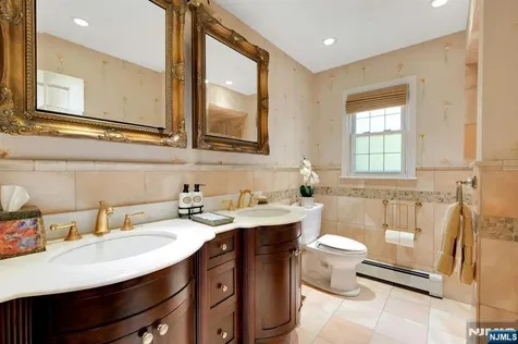 10 Moonshadow Court Kinnelon Borough NJ 07405