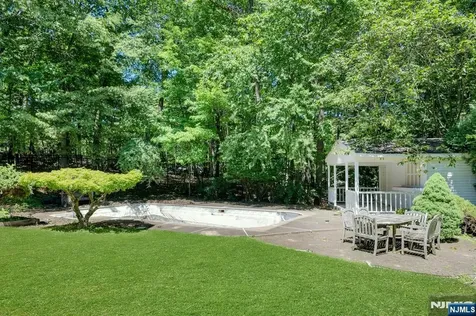 10 Moonshadow Court Kinnelon Borough NJ 07405