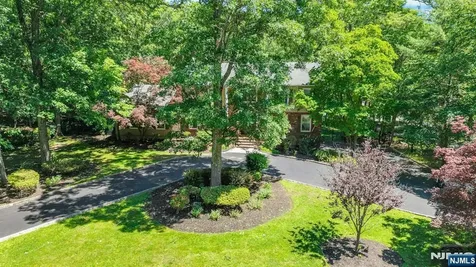 10 Moonshadow Court Kinnelon Borough NJ 07405