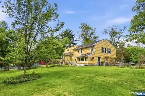 16 Pinecrest Drive Woodcliff Lake NJ 07677