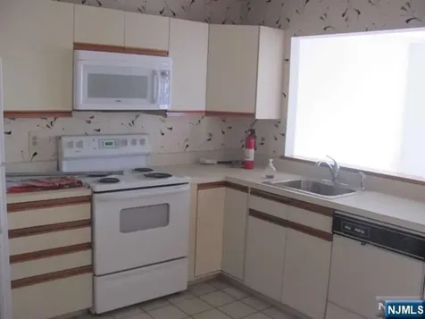 863 Madeline Lane Fort Lee NJ 07024