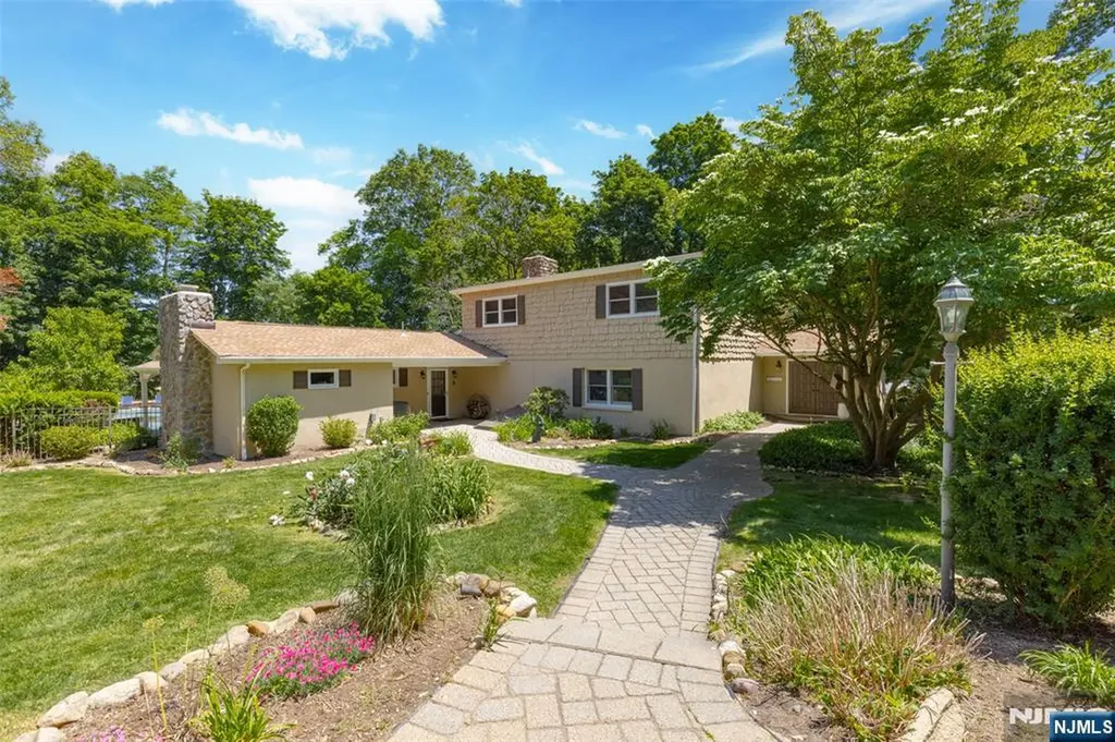 8 Crosby Lane Oakland NJ 07436