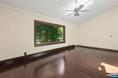8 Crosby Lane Oakland NJ 07436