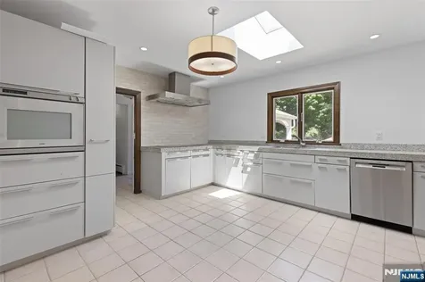 8 Crosby Lane Oakland NJ 07436