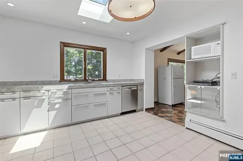 8 Crosby Lane Oakland NJ 07436