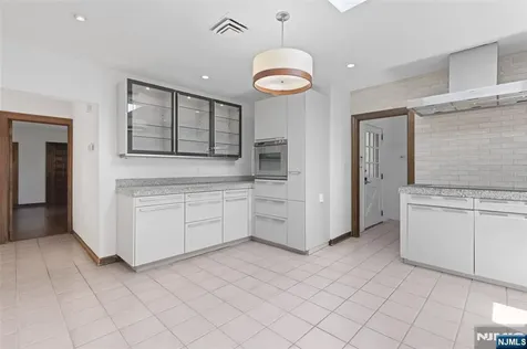 8 Crosby Lane Oakland NJ 07436