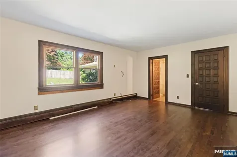 8 Crosby Lane Oakland NJ 07436