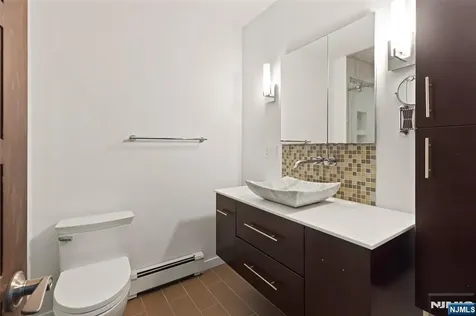 8 Crosby Lane Oakland NJ 07436