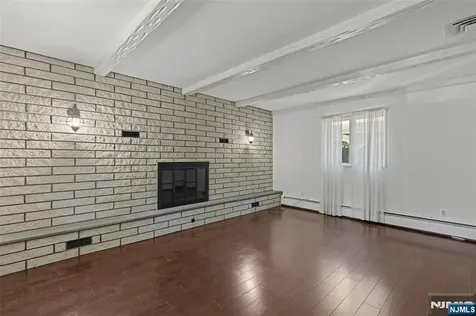 8 Crosby Lane Oakland NJ 07436