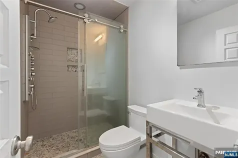 8 Crosby Lane Oakland NJ 07436