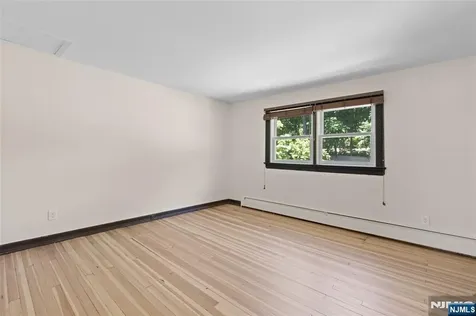8 Crosby Lane Oakland NJ 07436
