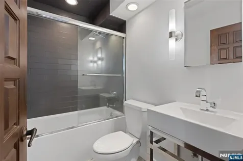 8 Crosby Lane Oakland NJ 07436