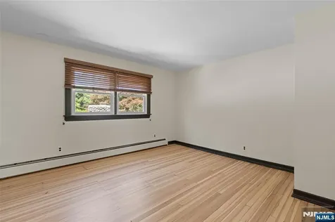 8 Crosby Lane Oakland NJ 07436