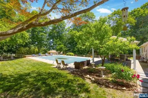 8 Crosby Lane Oakland NJ 07436
