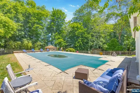 8 Crosby Lane Oakland NJ 07436
