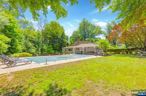 8 Crosby Lane Oakland NJ 07436