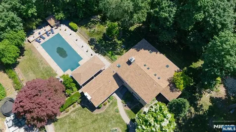 8 Crosby Lane Oakland NJ 07436