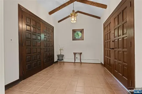 8 Crosby Lane Oakland NJ 07436