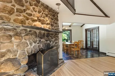 8 Crosby Lane Oakland NJ 07436