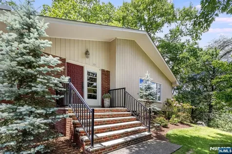 83 Brookside Terrace Caldwell NJ 07006