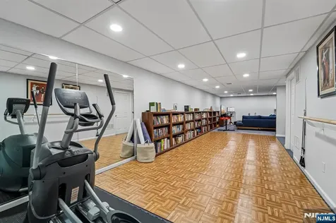24 Pineview Drive Waldwick NJ 07463