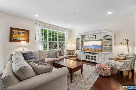 24 Pineview Drive Waldwick NJ 07463