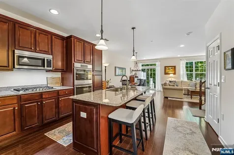 24 Pineview Drive Waldwick NJ 07463