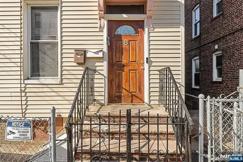 8 Manhattan Avenue Jersey City NJ 07307